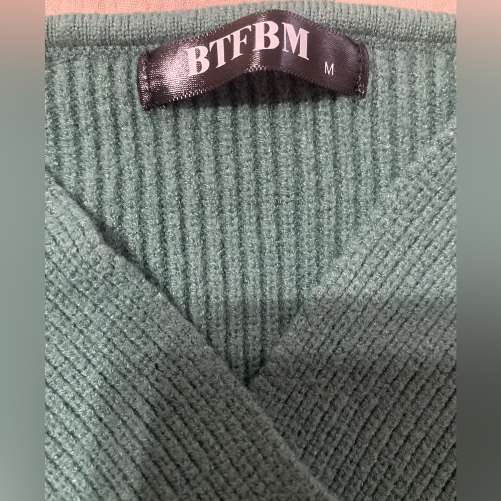 Elegant V-Neck Sweater in Forest Green - Picture 3 of 3